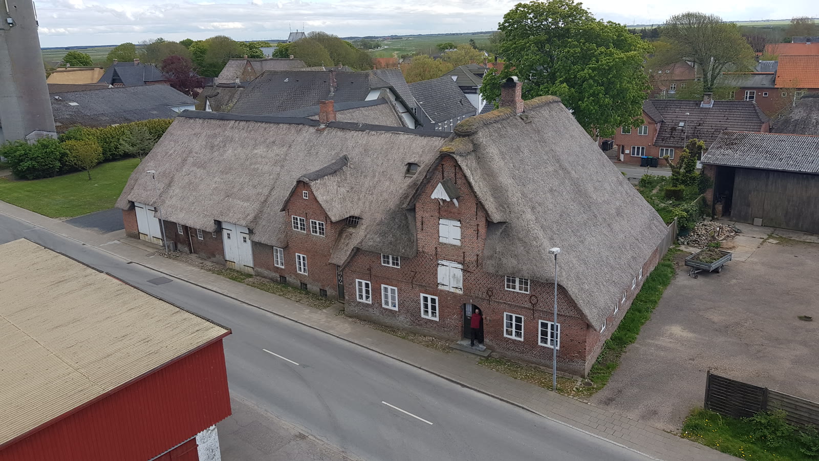 Hindrichsens Gård set fra Højer Vandtårn — gade og huse i Højer